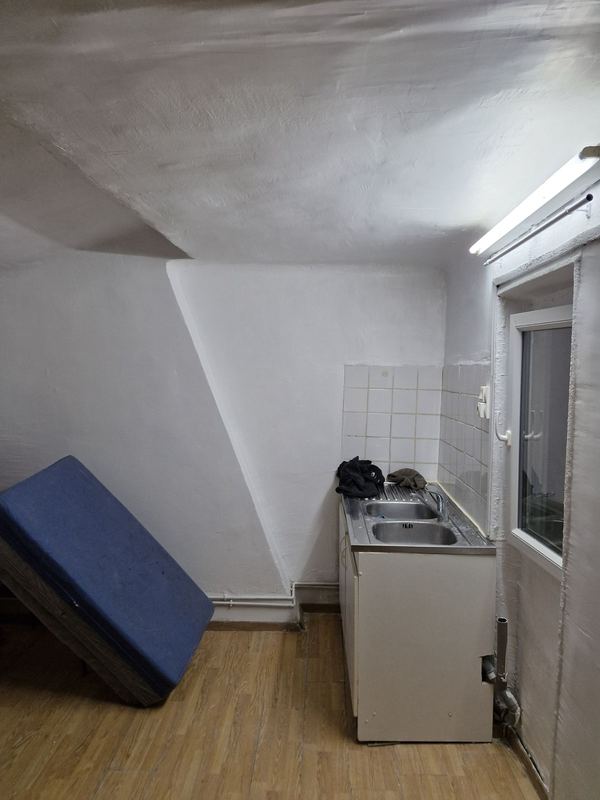 Cuisine aux murs et plafond refaits