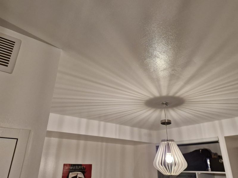 Après : plafond de chambre lisse et repeint, avec la suspension