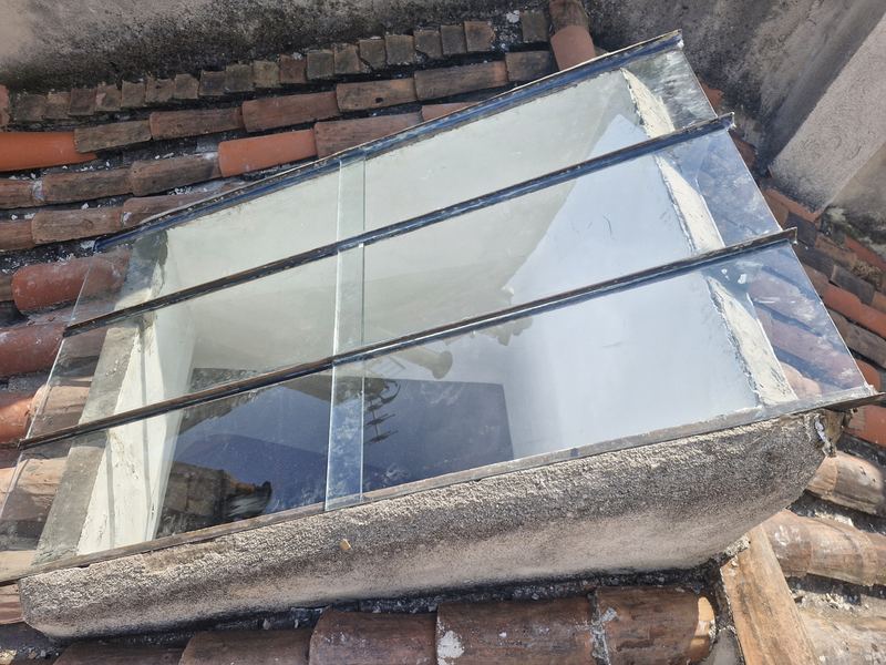 Verrière sur le toit de tuiles avec ses vitres neuves