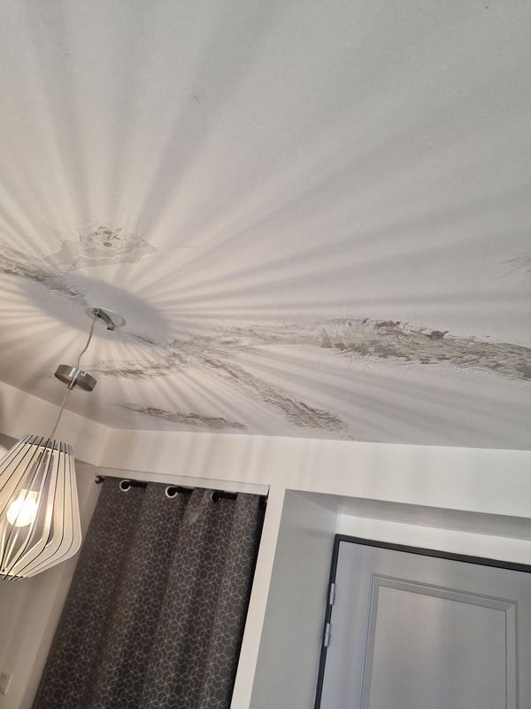 Avant : plafond de chambre abîmé et rapiécé autour de la suspension